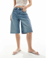 peggy low waist baggy denim shorts in mid blue wash